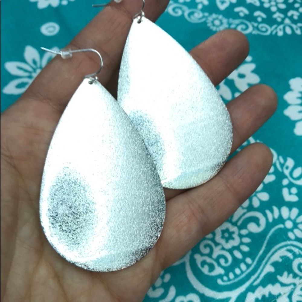 NEW๐๐BIG BOLD SHIMMER TEAR DROPS ๐๐LOVE SILVER - Picture 3 of 5